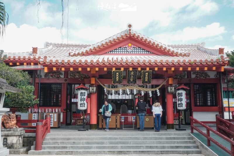 沖繩必訪「波上宮」臨海最美神社,散步也能到交通方式 - JAMIE慢森活
