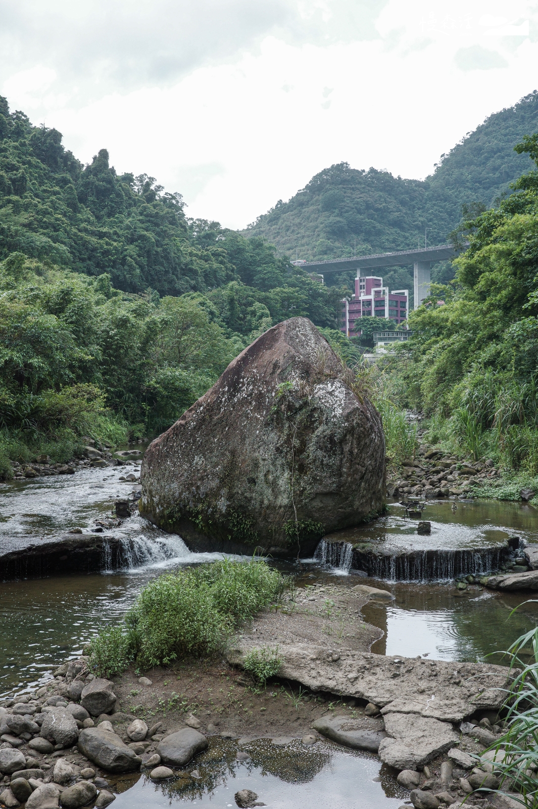新北市石碇區 淡蘭古道石碇外按古道 第二段巨岩