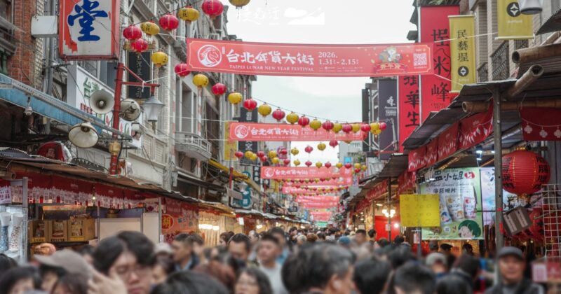2026年貨大街攻略！跟著白爛貓走春，無菸迪化街奔年貨