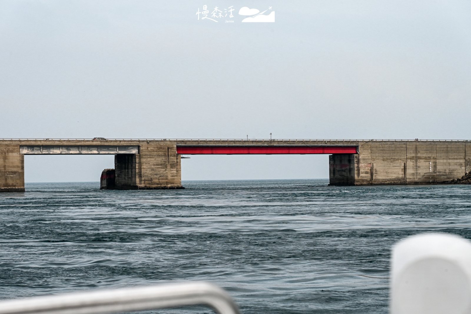 在海上通過澎湖跨海大橋