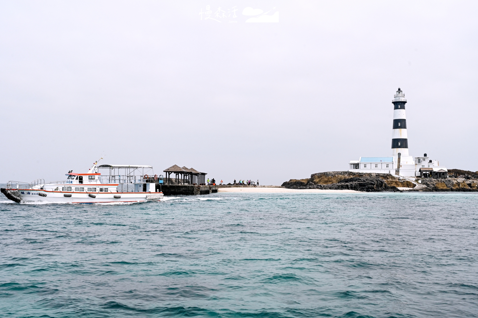 澎湖北海「目斗嶼」黑白燈塔、清透玻璃海,夏天必訪小島攻略