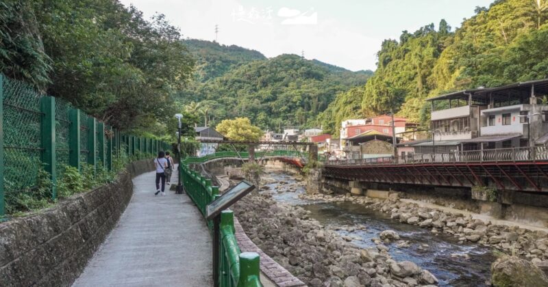石碇「烏塗溪步道」搭666公車就到，樹蔭滿滿連長輩都能輕鬆走完
