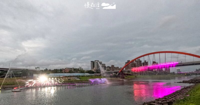 松山「2026台北水舞嘉年華」直擊！超萌IP氣偶、雙水舞點亮彩虹橋