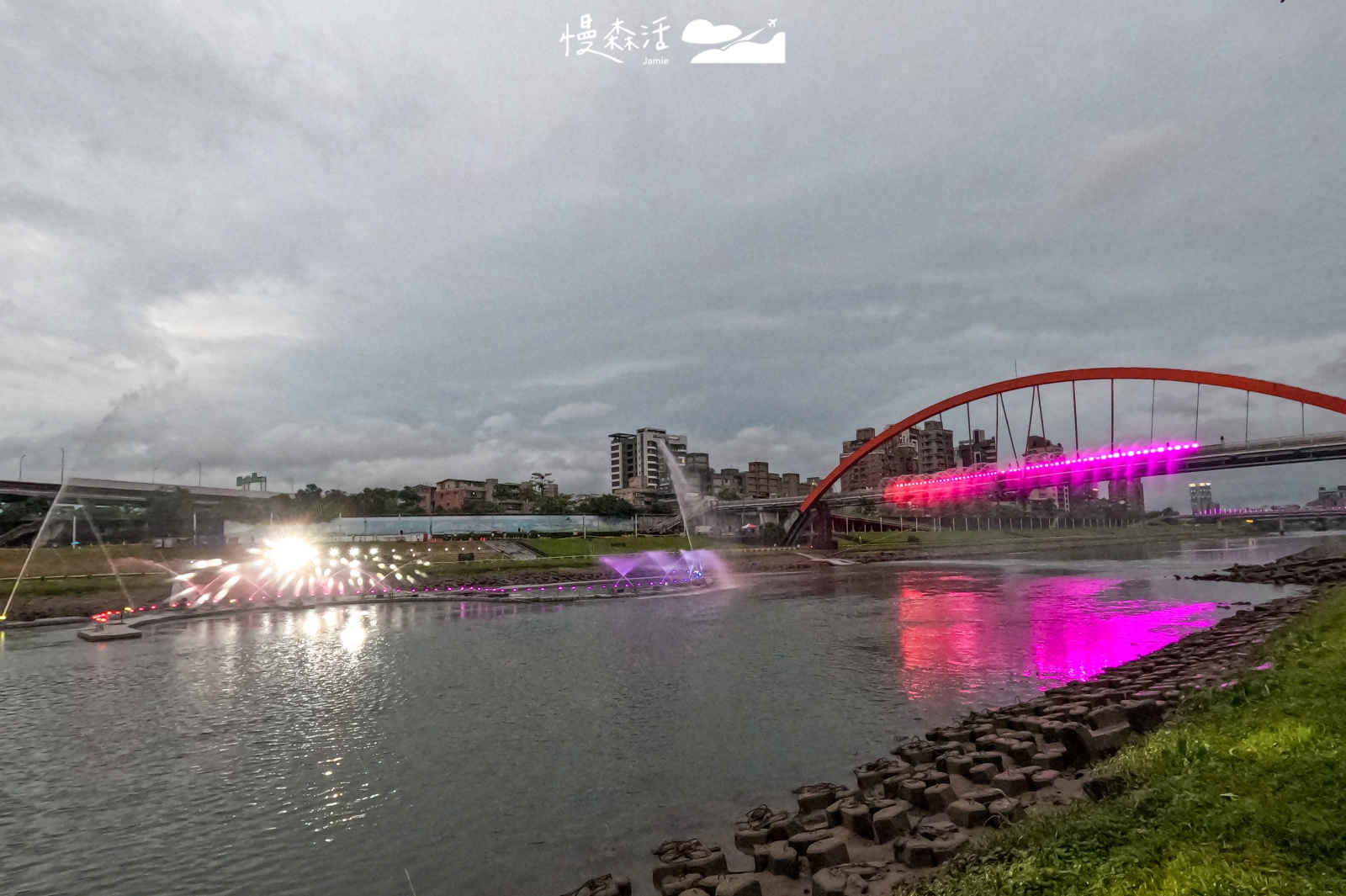 松山「2026台北水舞嘉年華」直擊!超萌IP氣偶、雙水舞點亮彩虹橋