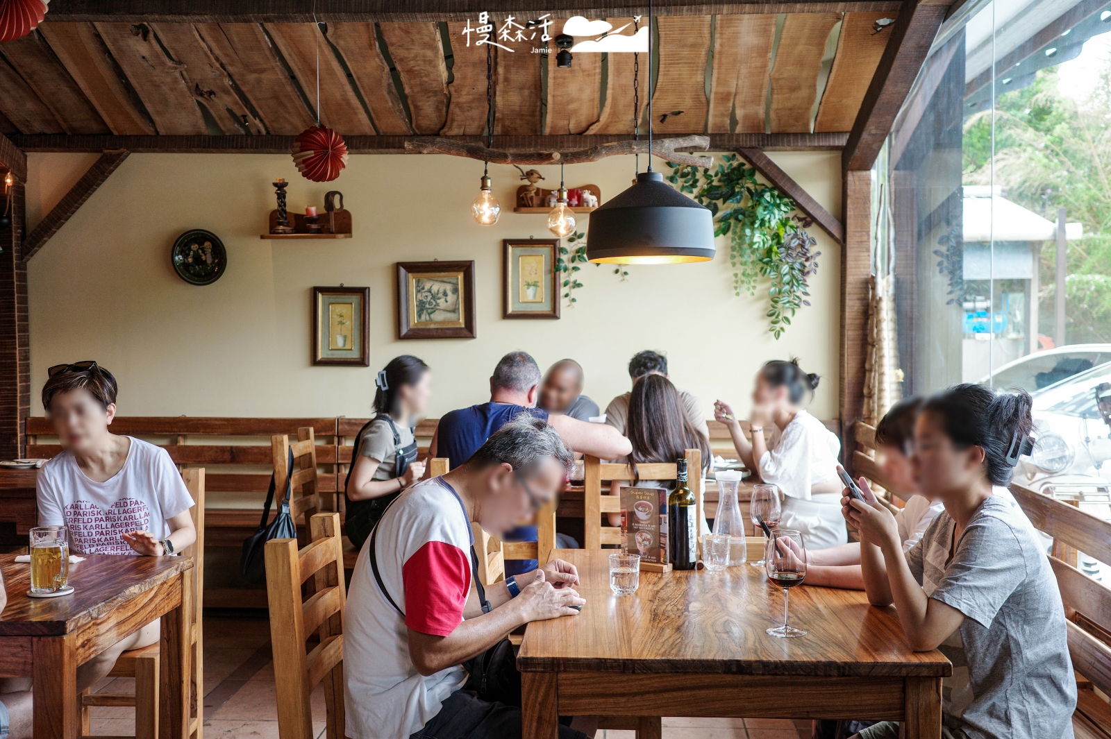 新北市淡水 瑞士小屋 Alphütte 店內用餐座位