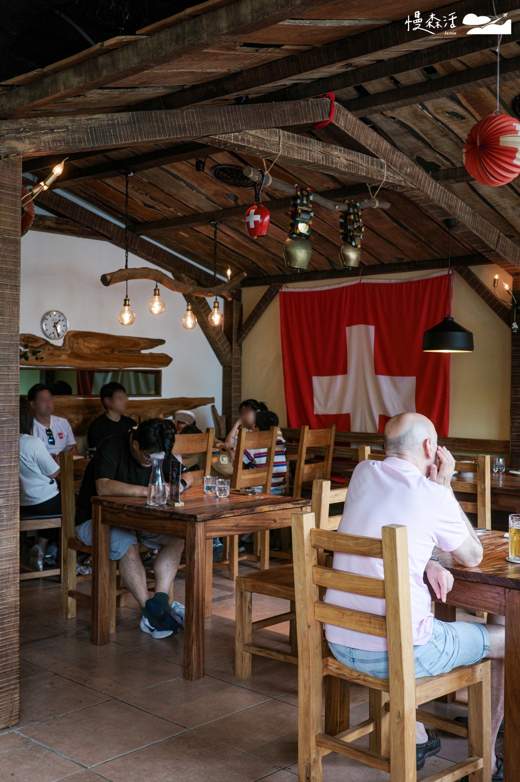 新北市淡水 瑞士小屋 Alphütte 店內用餐座位