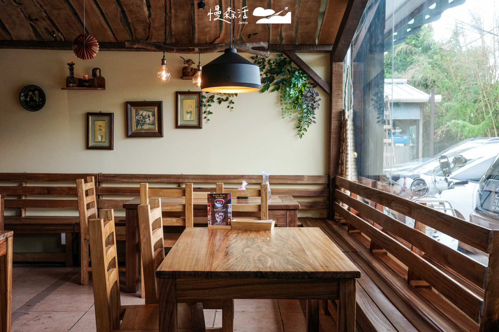 新北市淡水 瑞士小屋 Alphütte 店內用餐座位