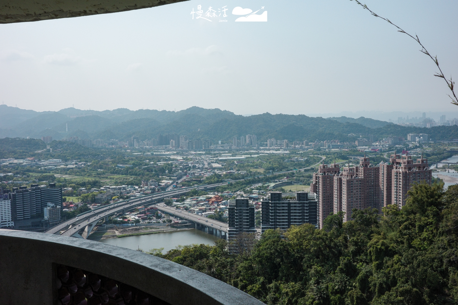 新北市新店區 小獅山步道 青年亭眺望北二高之景