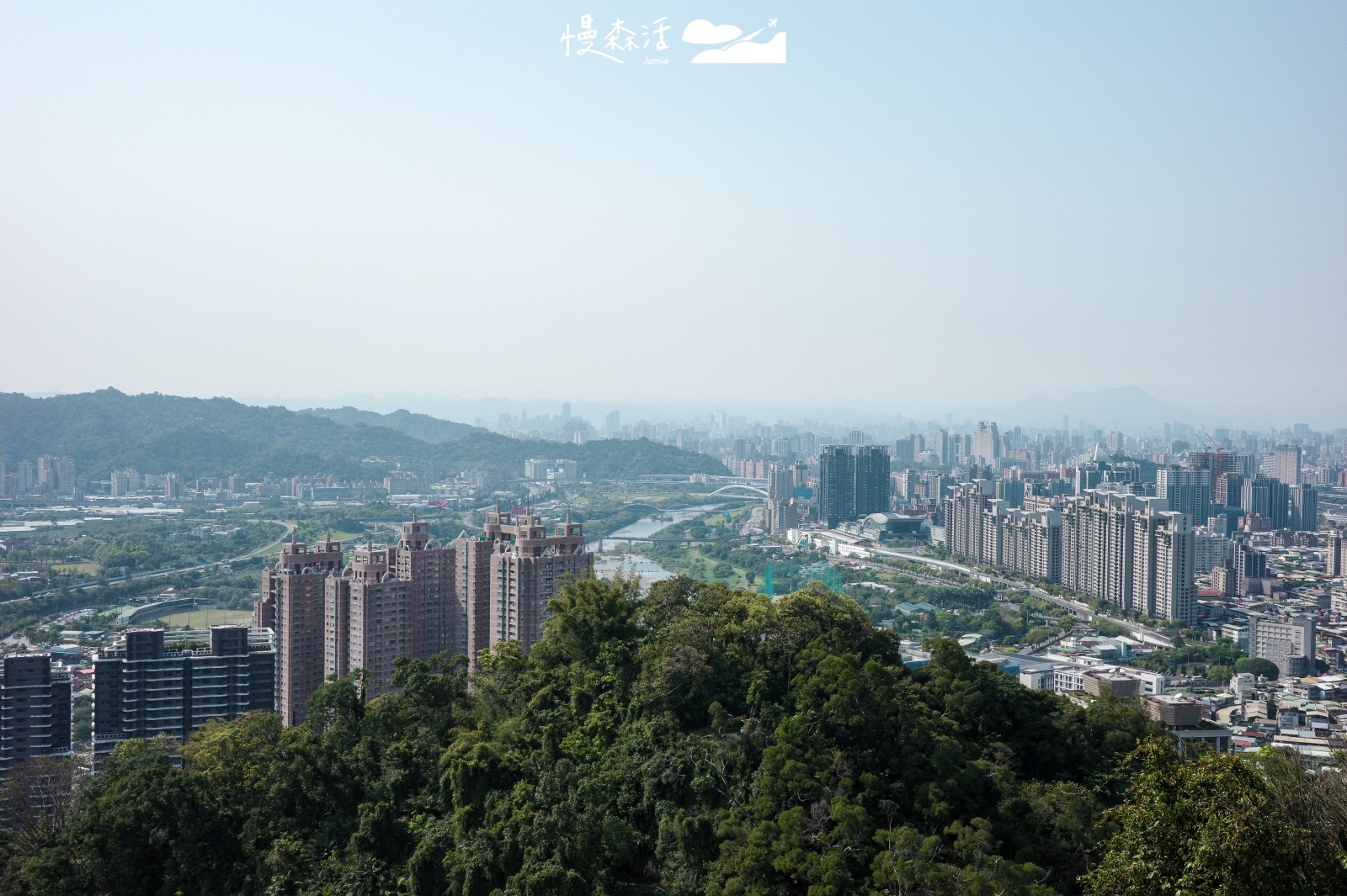 新北市新店區 小獅山步道 青年亭瀏覽北二高碧潭景色