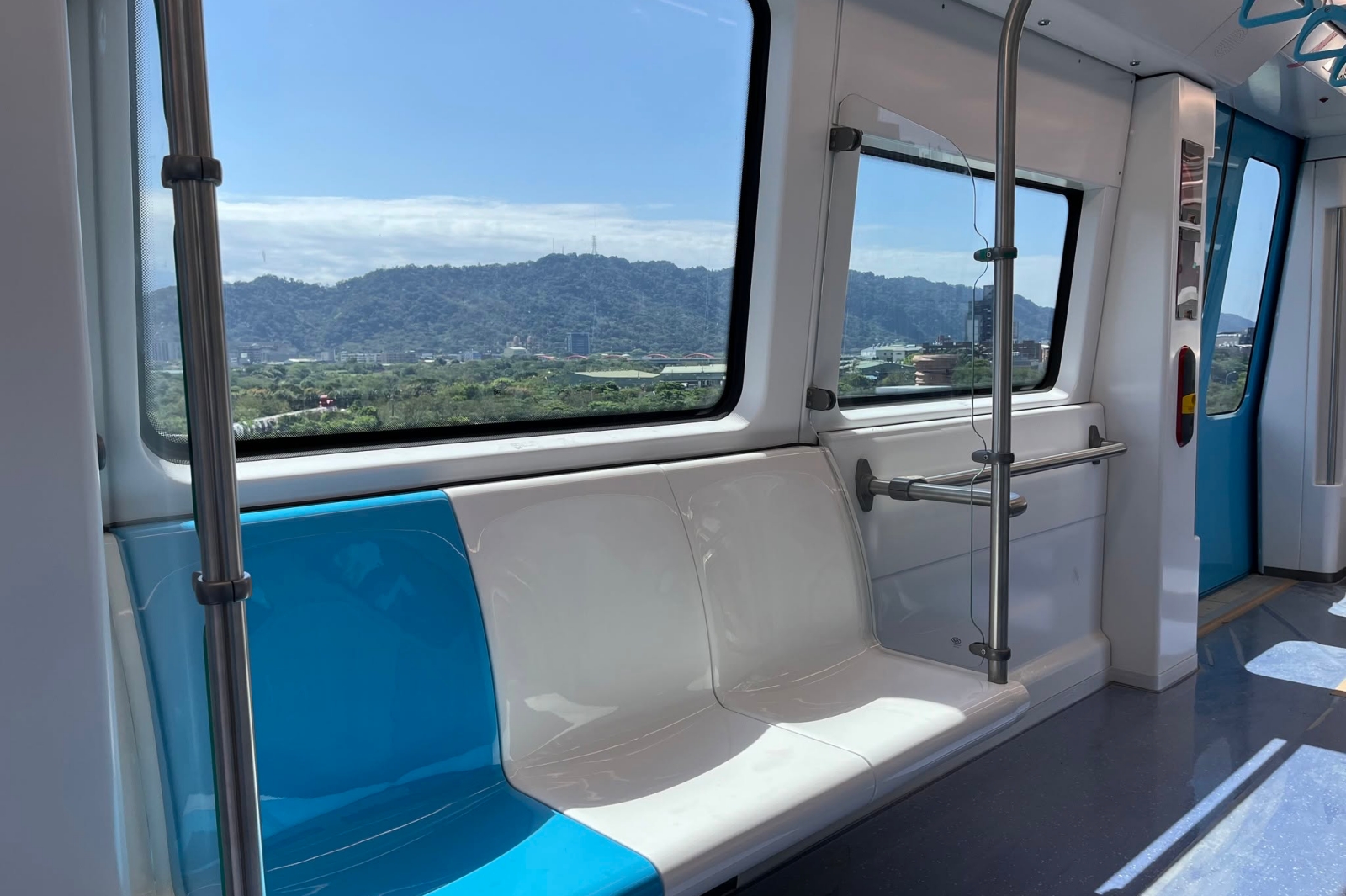新北捷運三鶯線 6月30日通車 車廂內部