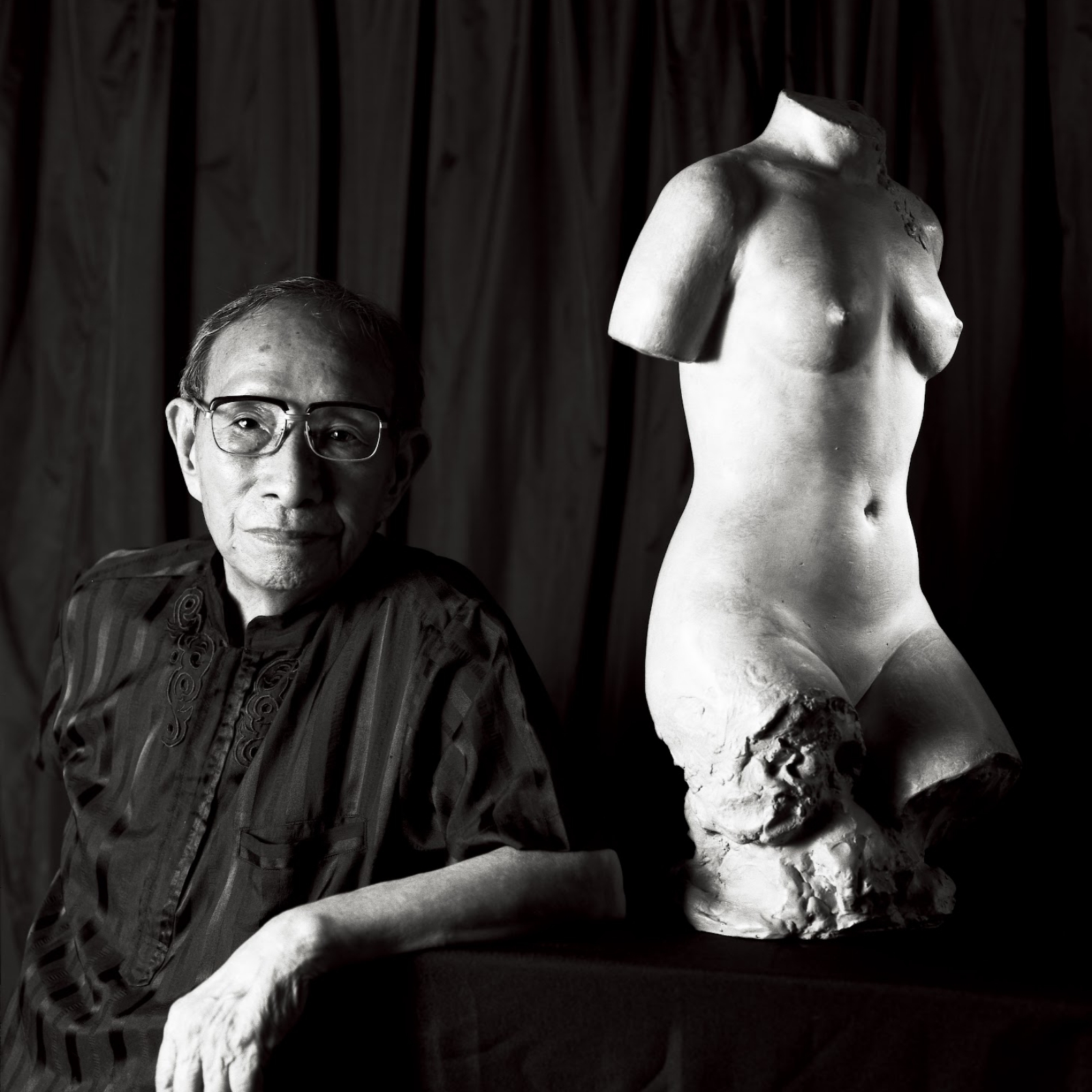 王水河與其雕塑作品合影