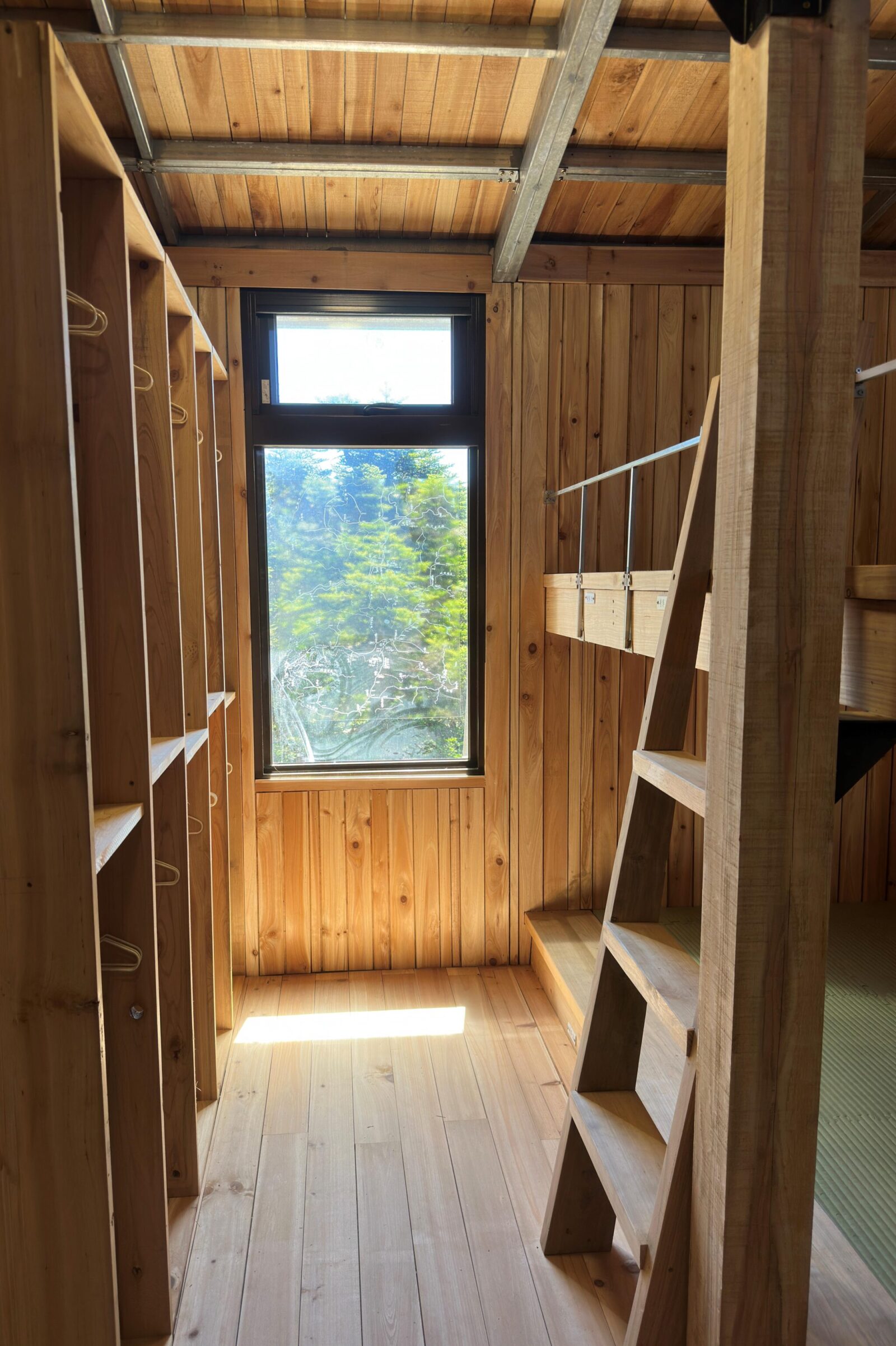 奇萊山屋內部空間 提供40個床位