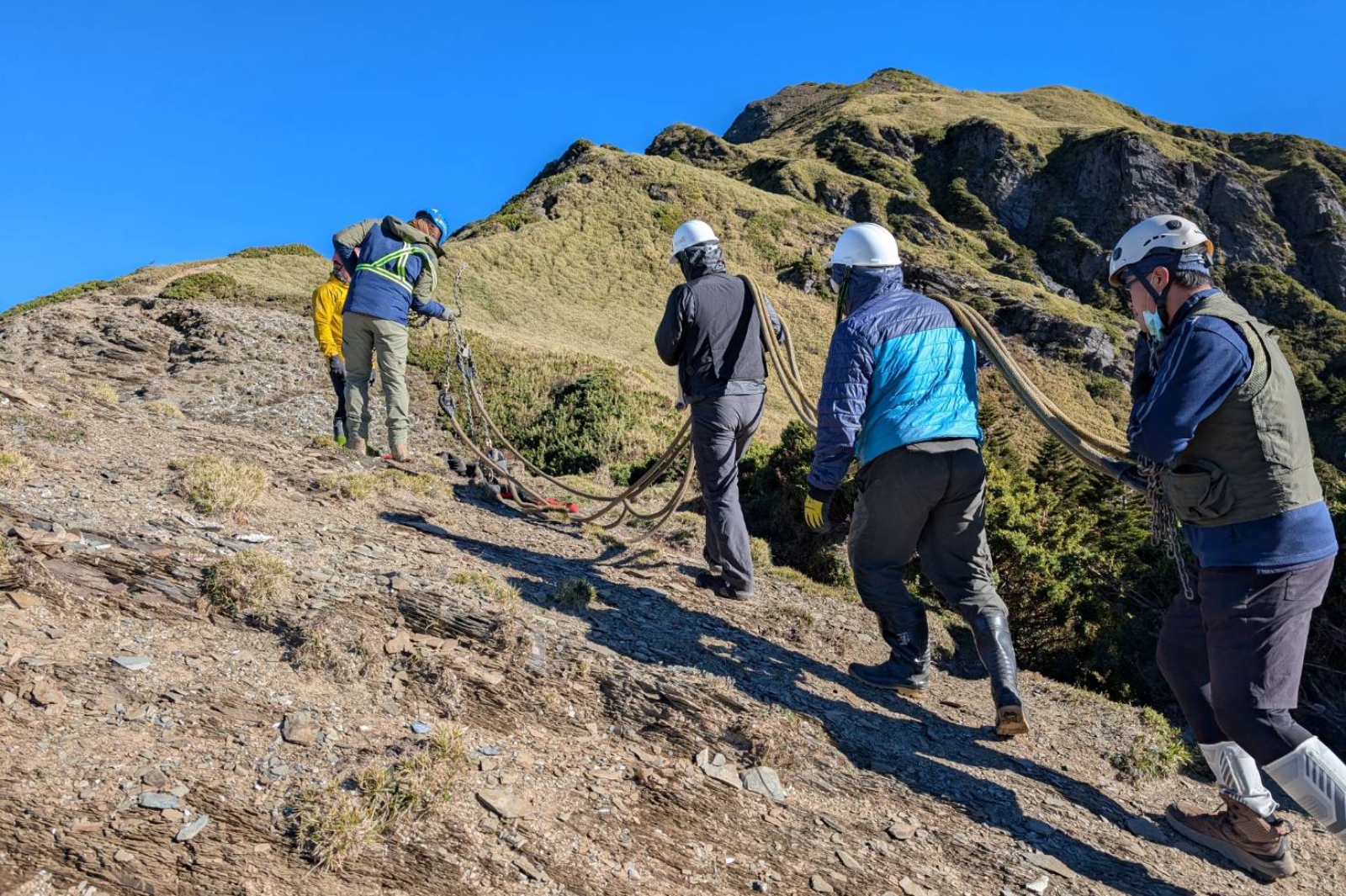 克服高山地形 工程人員全力投入興建 奇萊山屋 作業