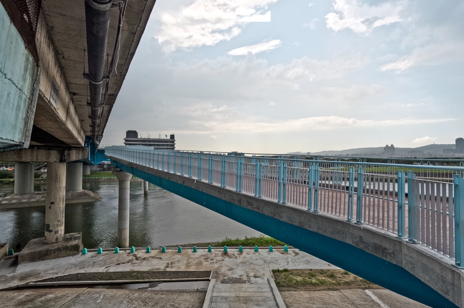 台北民權大橋旁 天際之眼 前往陸橋