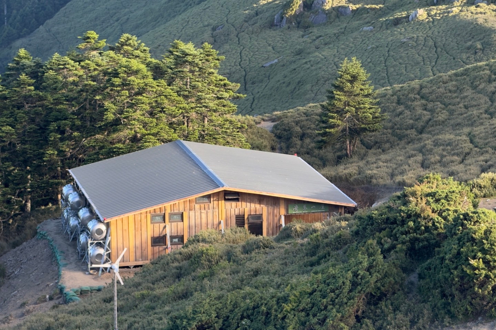 奇萊山屋 選址於奇萊北峰與主峰稜線下方、冷杉林旁
