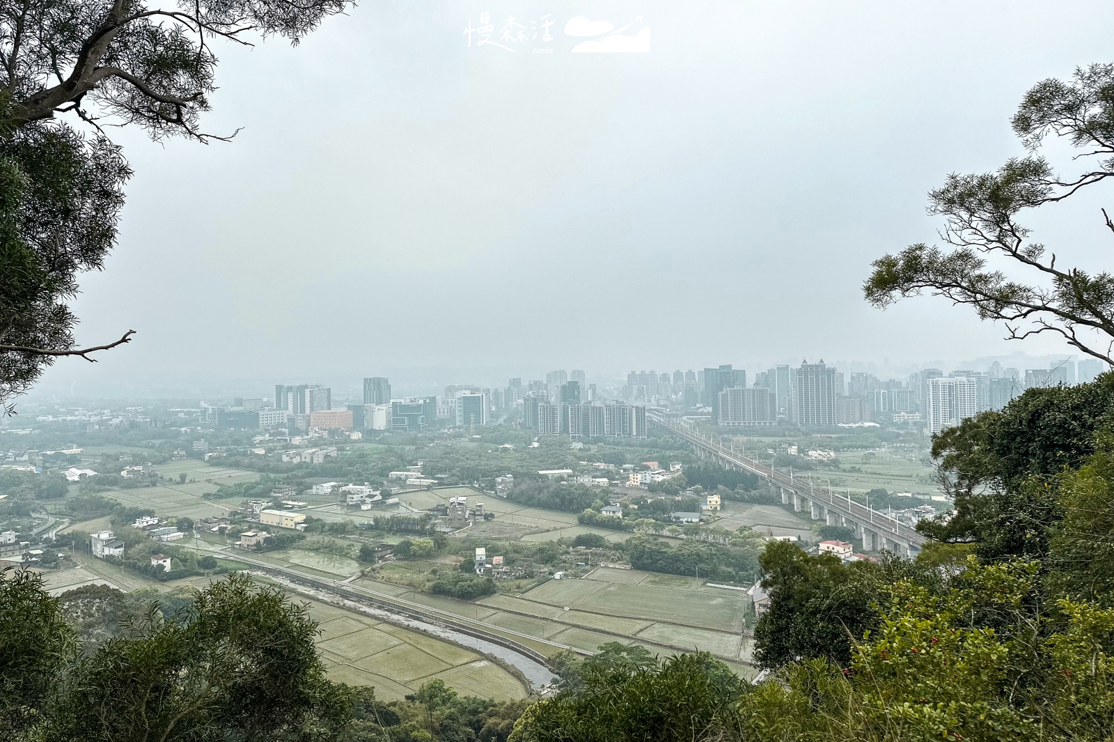 新竹縣新埔鎮 文山步道觀景台瞭望高鐵風景