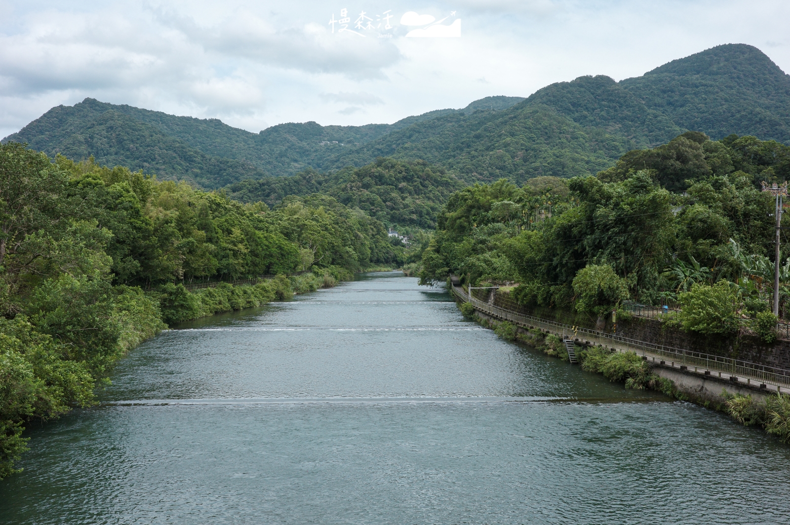 新北「𩻸魚堀溪觀魚步道」沿溪散步騎腳踏車遇見消暑風景,搭公車就到